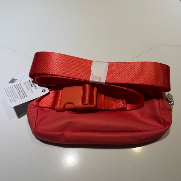 Lululemon cross-body/belt bag, 1 litre, NWT - Picture 3 of 3